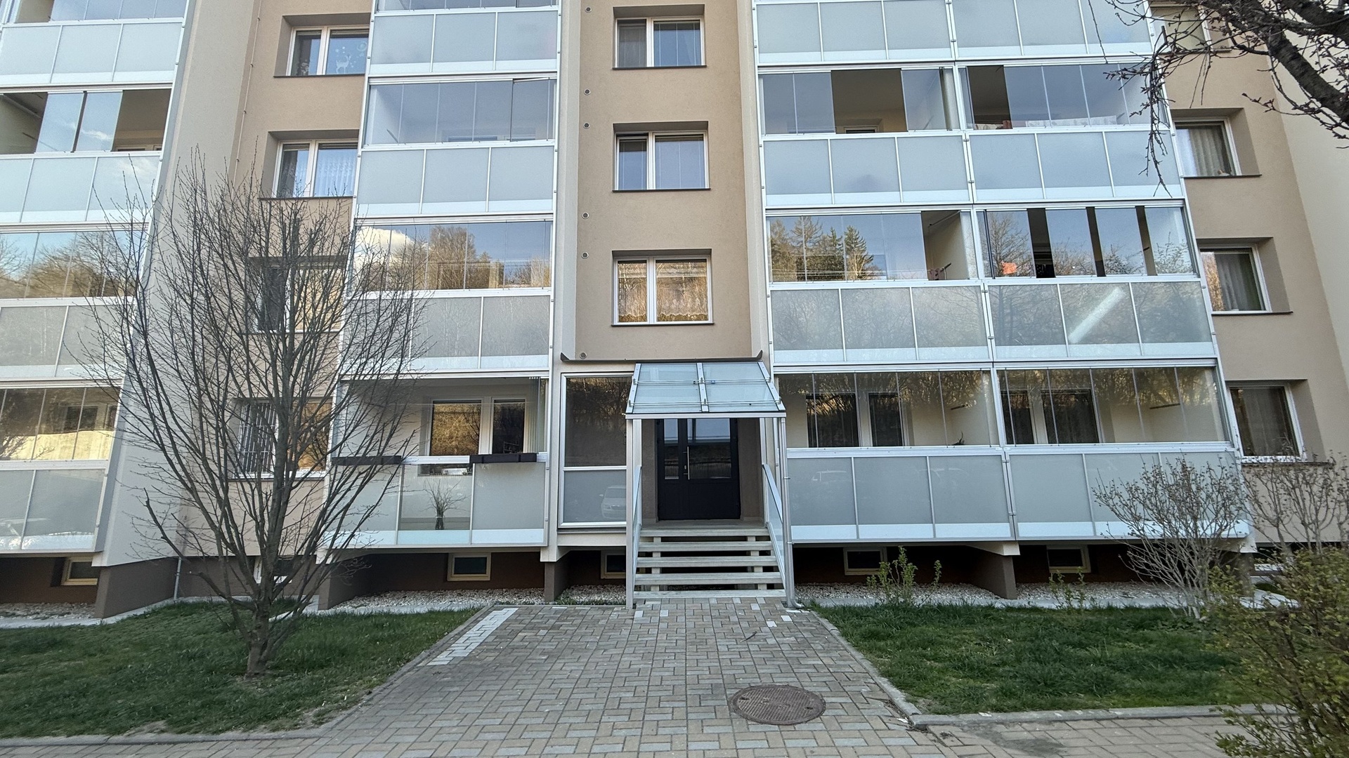 Pronájem zrekonstruovaného bytu 1+1, 31 m2, lodžie, sklep, Dolní Jasenka, Vsetín