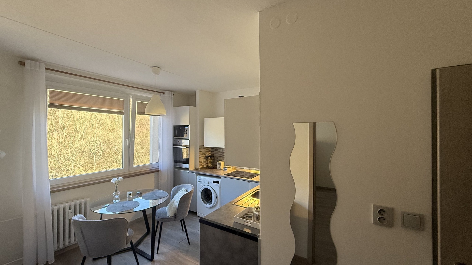 Pronájem zrekonstruovaného bytu 1+1, 31 m2, lodžie, sklep, Dolní Jasenka, Vsetín