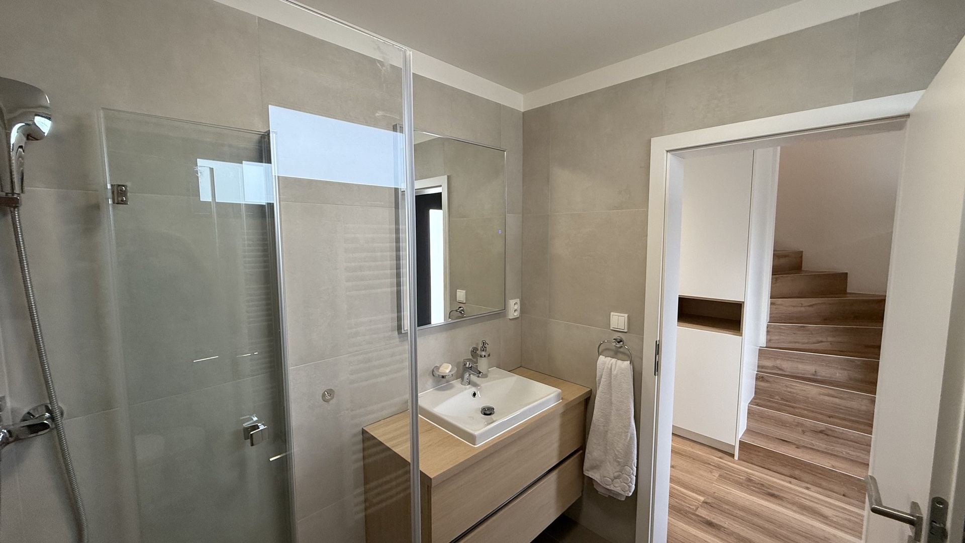 Prodej novostavby RD 5+kk,  184 m2, zahrada 719 m2, parkování, Panenské Břežany, Praha-východ