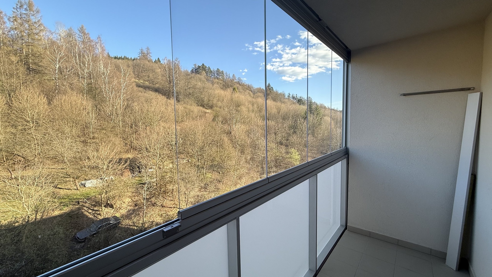 Pronájem zrekonstruovaného bytu 1+1, 31 m2, lodžie, sklep, Dolní Jasenka, Vsetín