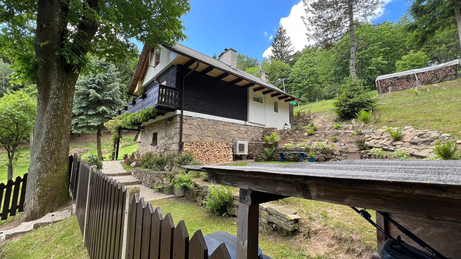 Eichner Prodej valašské chalupy 4+kk, 185 m2, pozemek 9386 m2, zahrada, bazén, sklep, dílna, lesní celek, Trnava u Zlína