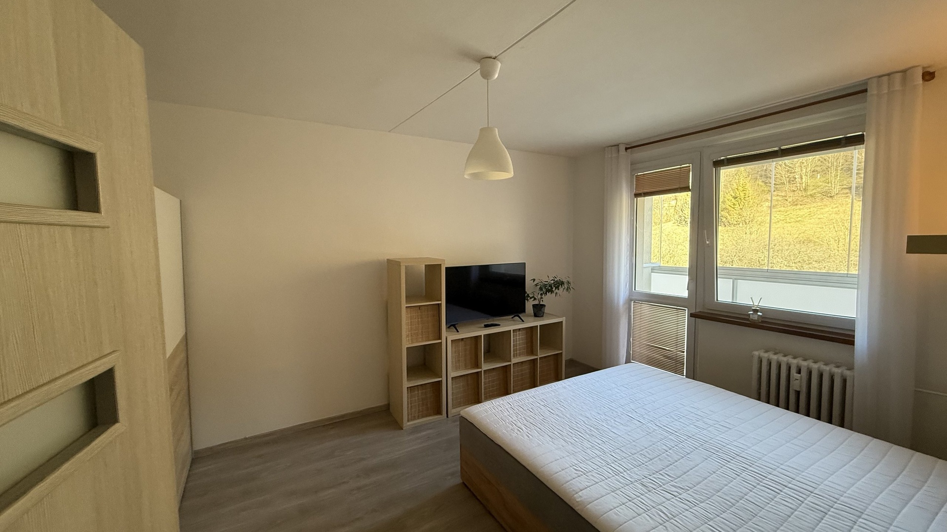 Pronájem zrekonstruovaného bytu 1+1, 31 m2, lodžie, sklep, Dolní Jasenka, Vsetín