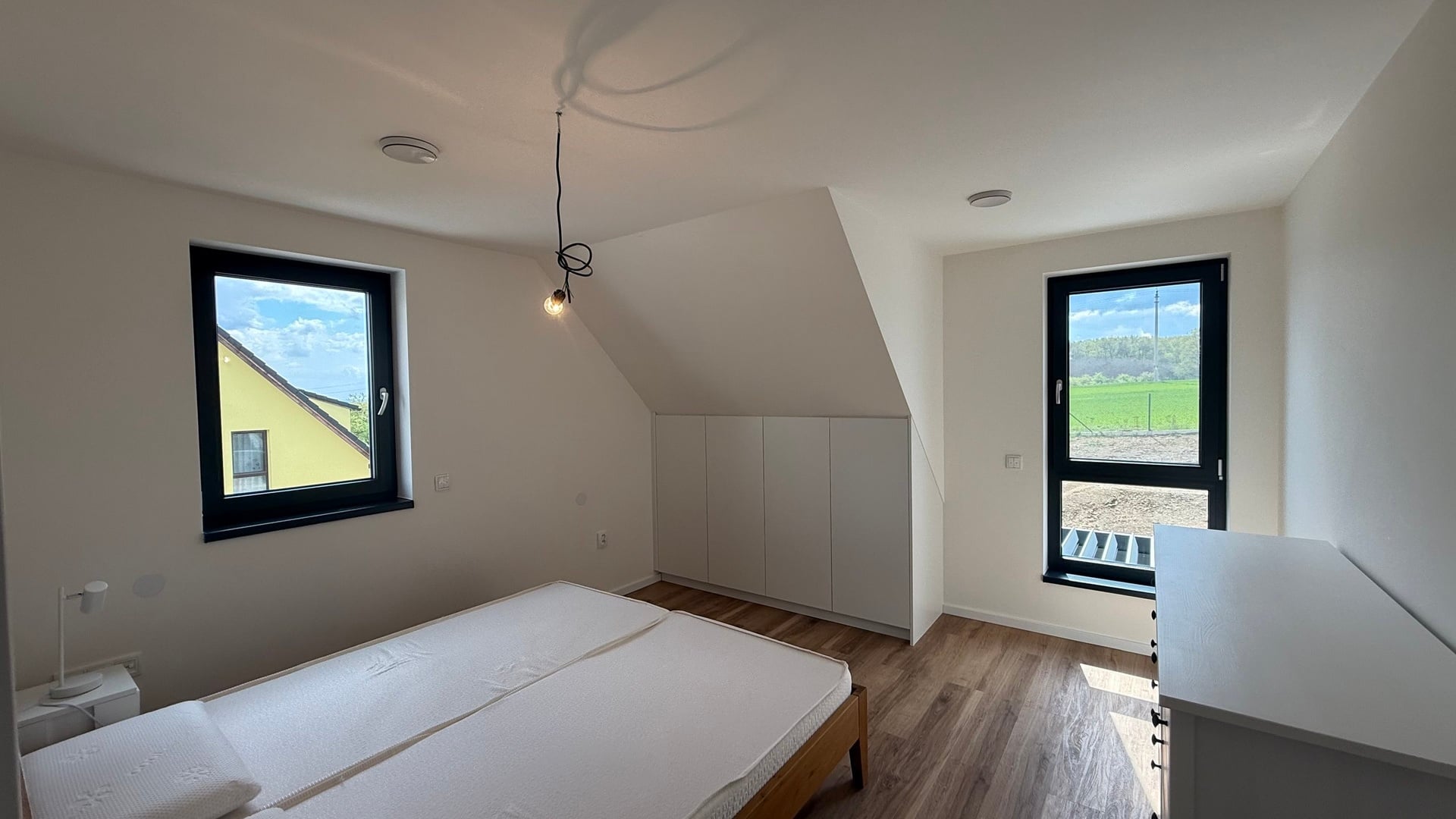 Prodej novostavby RD 5+kk,  184 m2, zahrada 719 m2, parkování, Panenské Břežany, Praha-východ