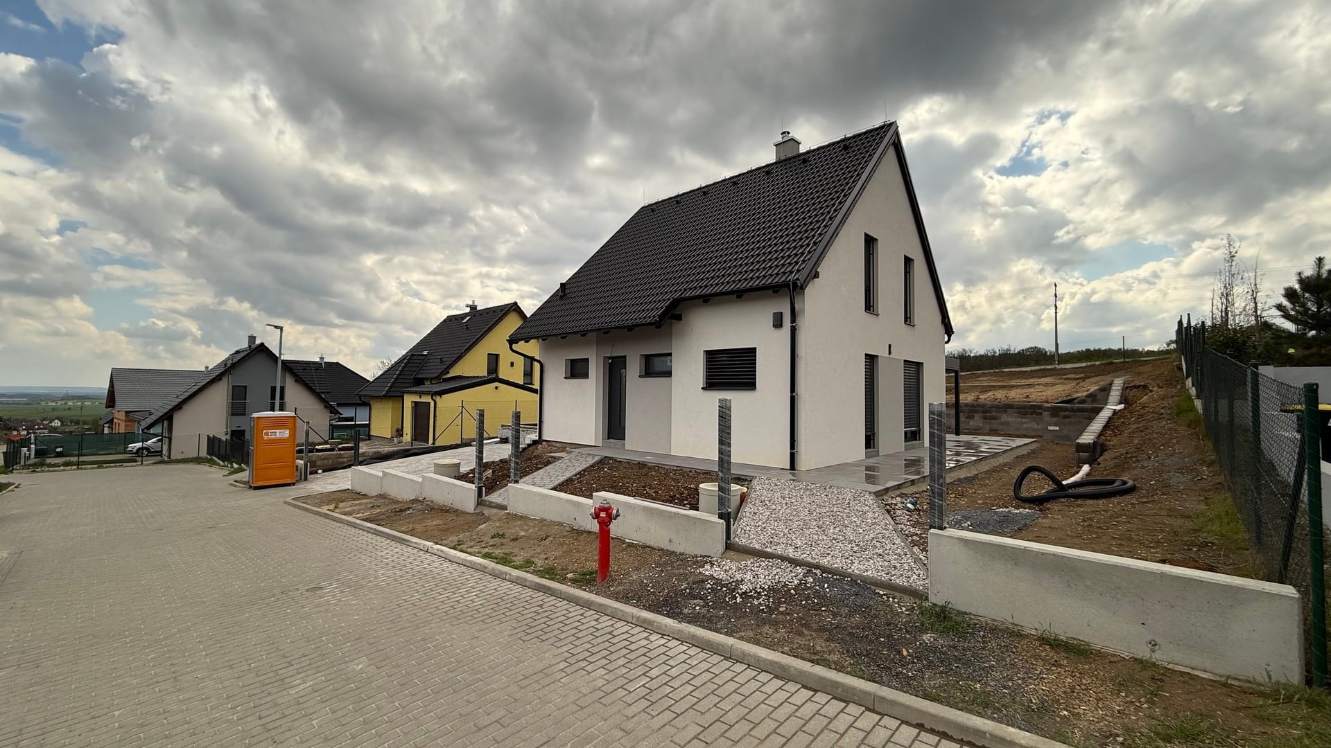 Prodej novostavby RD 5+kk,  184 m2, zahrada 719 m2, parkování, Panenské Břežany, Praha-východ