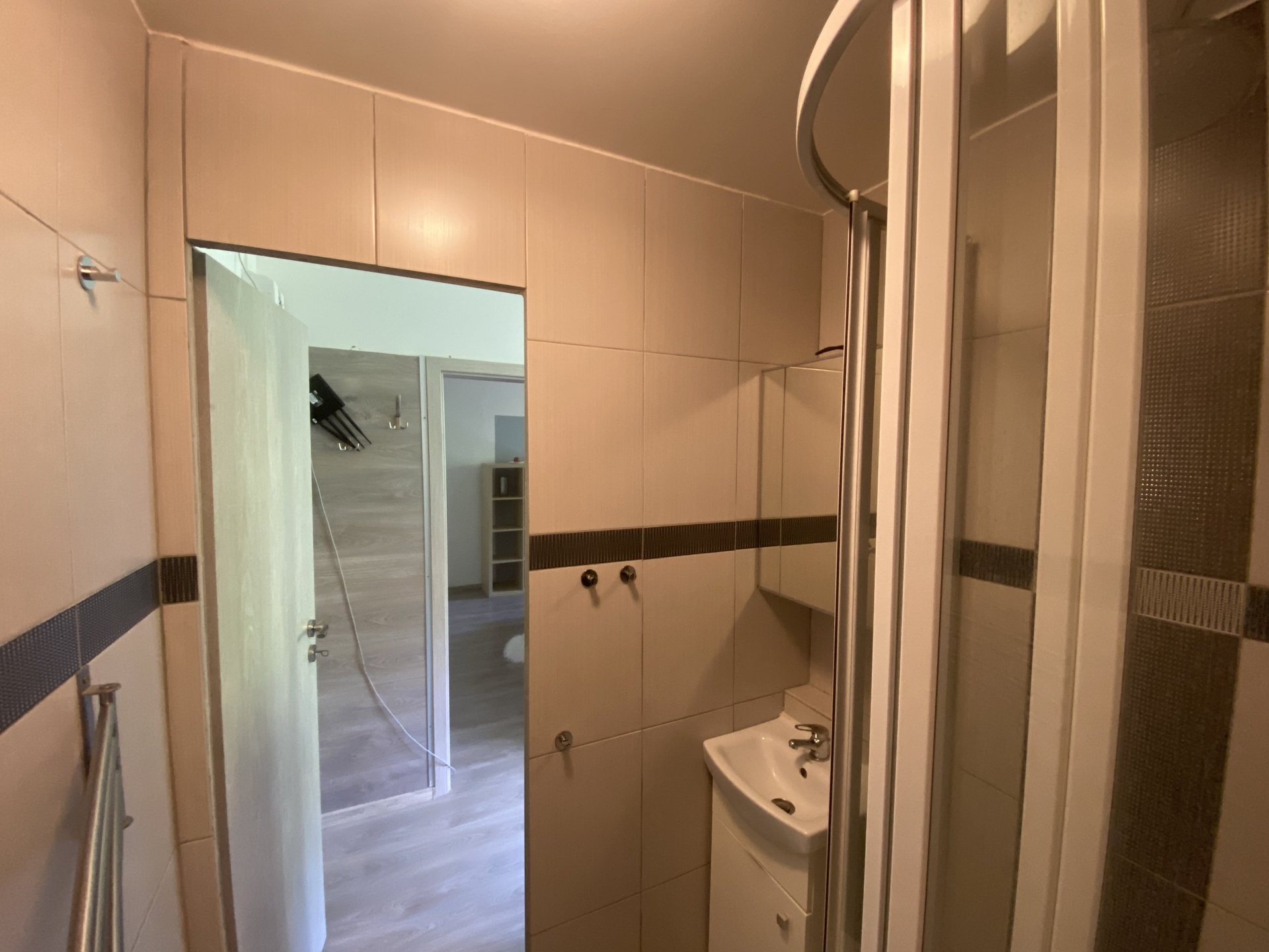 Pronájem zrekonstruovaného bytu 1+1, 31 m2, lodžie, sklep, Dolní Jasenka, Vsetín