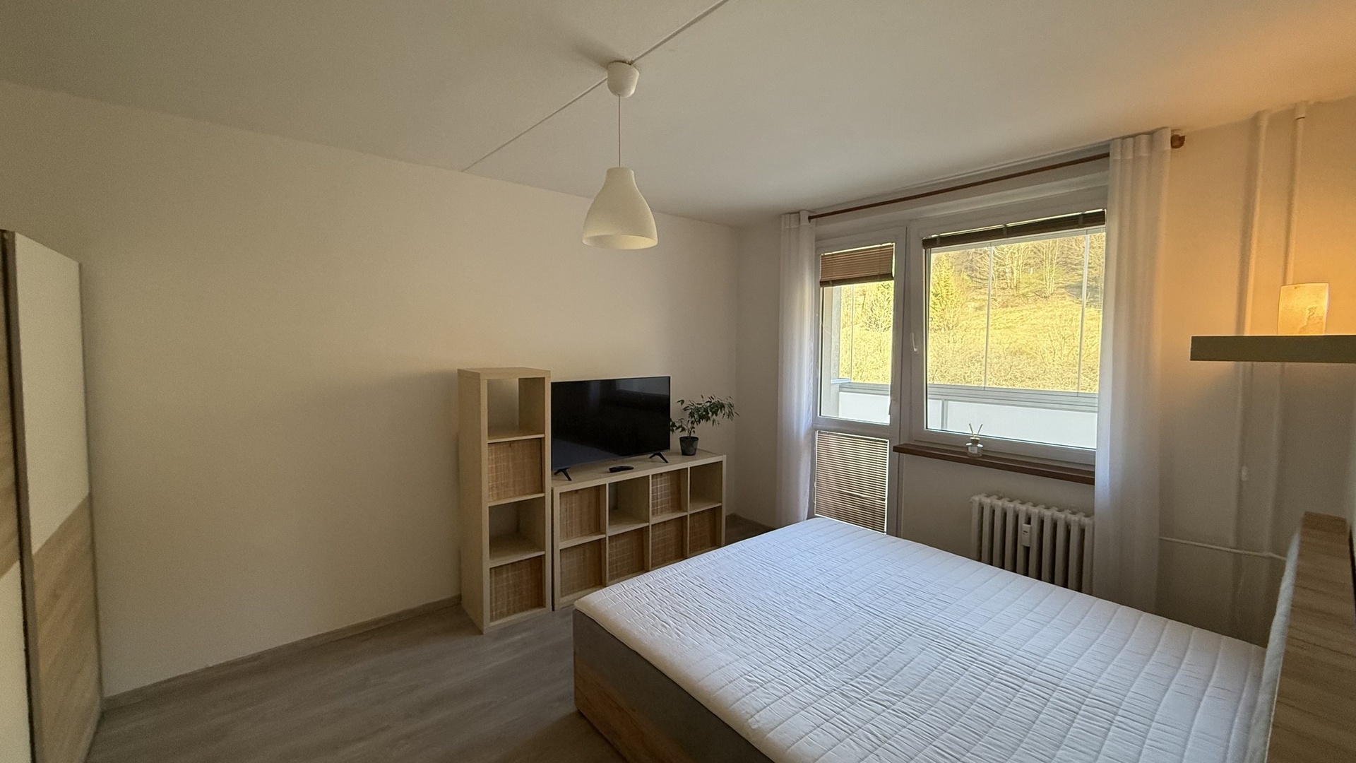 Pronájem zrekonstruovaného bytu 1+1, 31 m2, lodžie, sklep, Dolní Jasenka, Vsetín